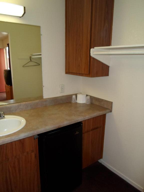 Ez 8 Motel Newark Room photo